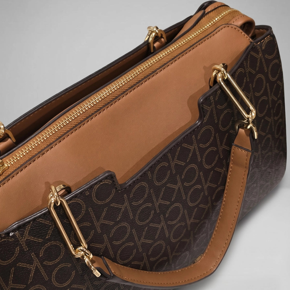 Calvin Klein Satchel Monograma CK