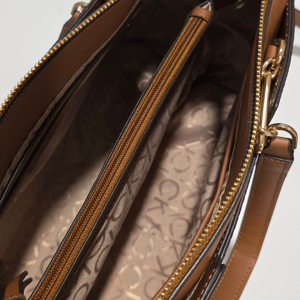 Calvin Klein Satchel Monograma CK