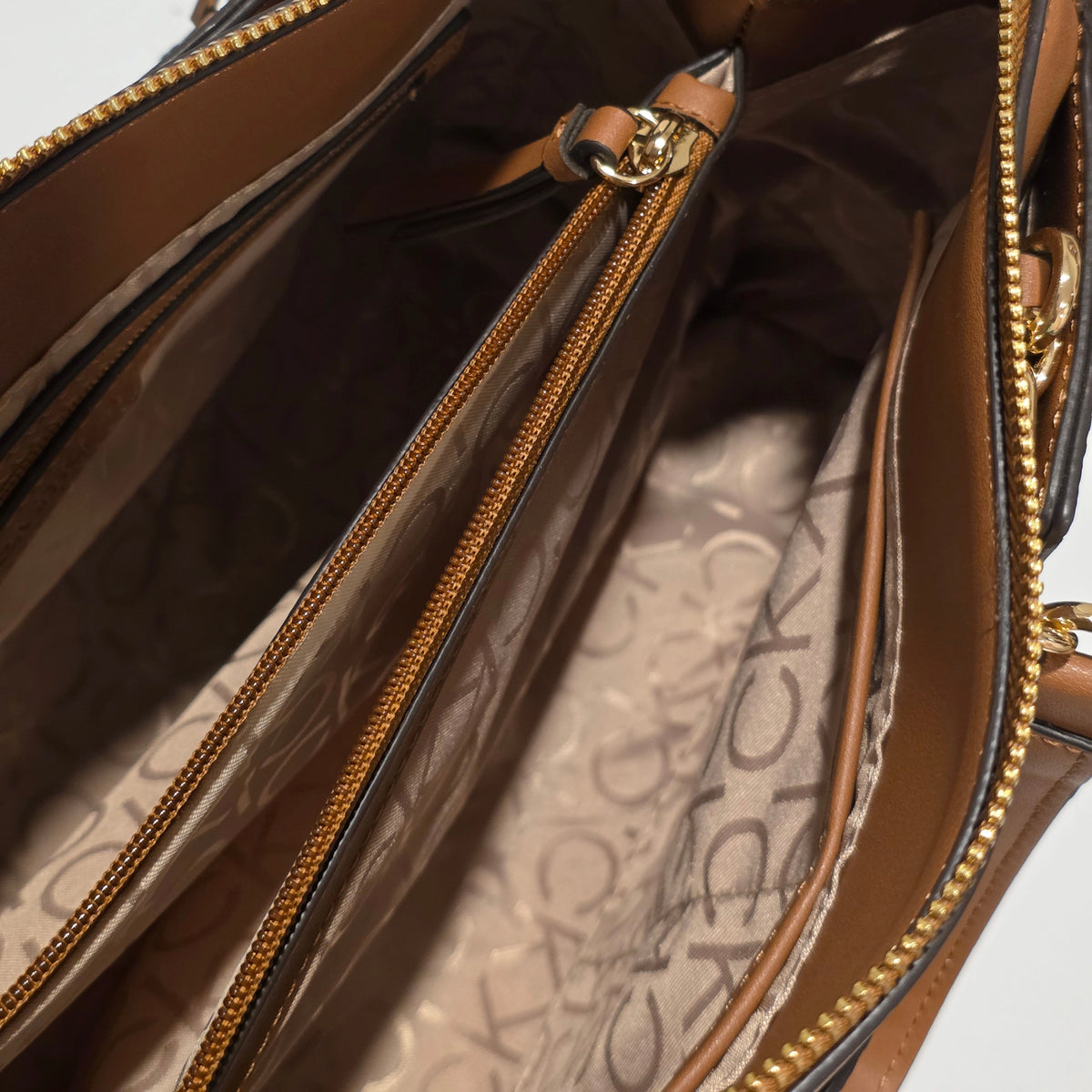 Calvin Klein Satchel Monograma CK
