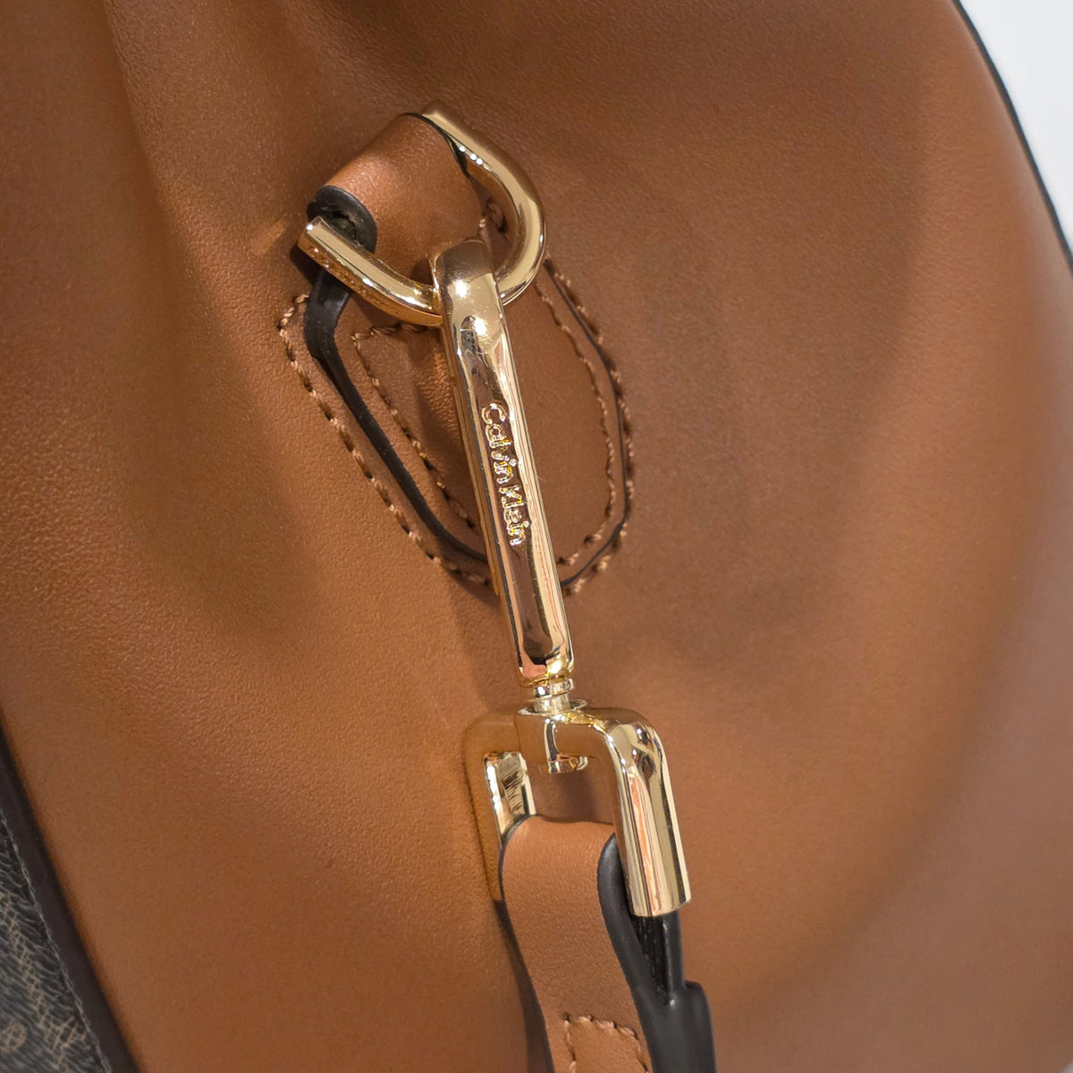 Calvin Klein Satchel Monograma CK