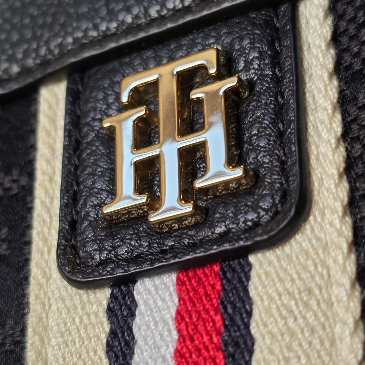Tommy Hilfiger Tote & Crossbody Bag