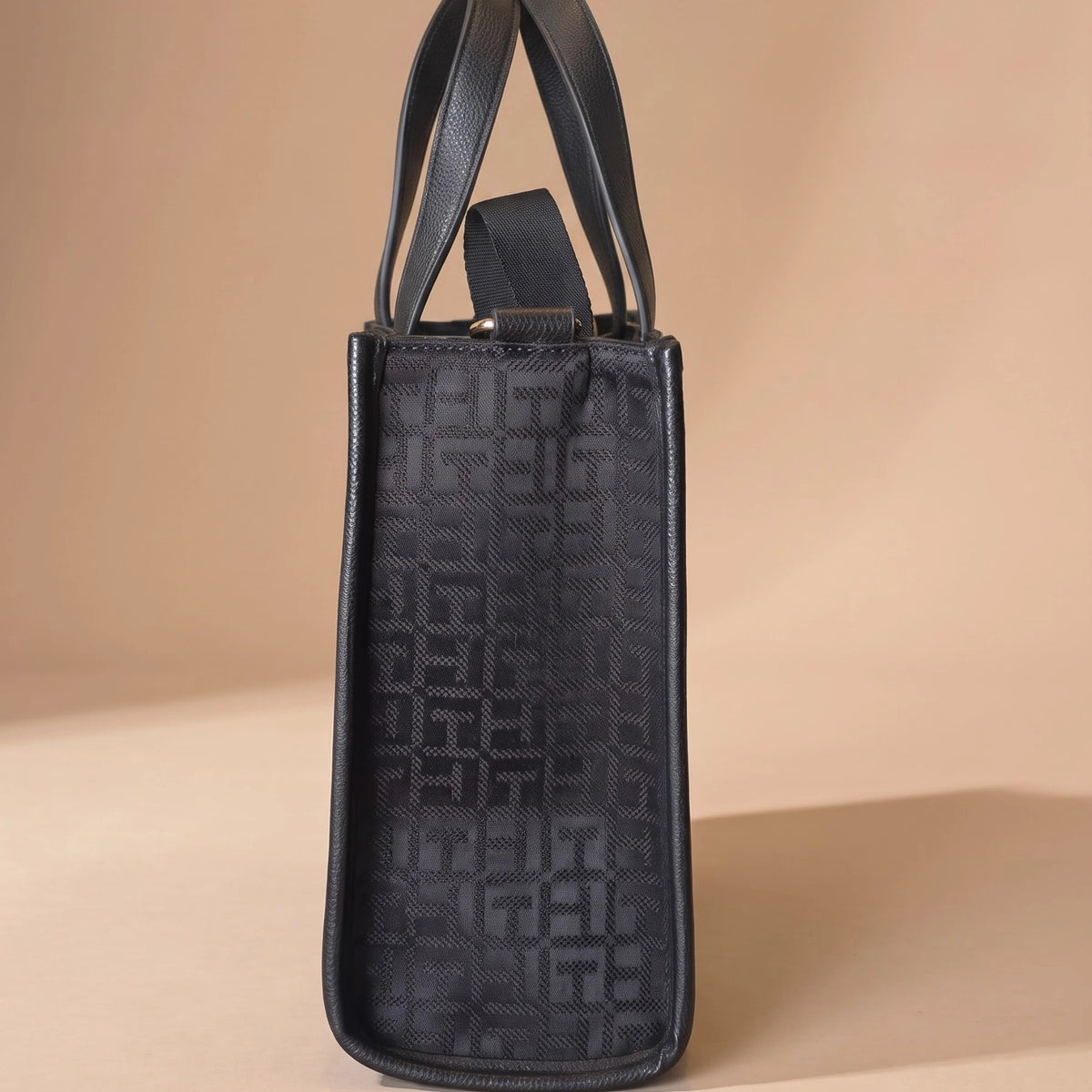Tommy Hilfiger Tote & Crossbody Bag