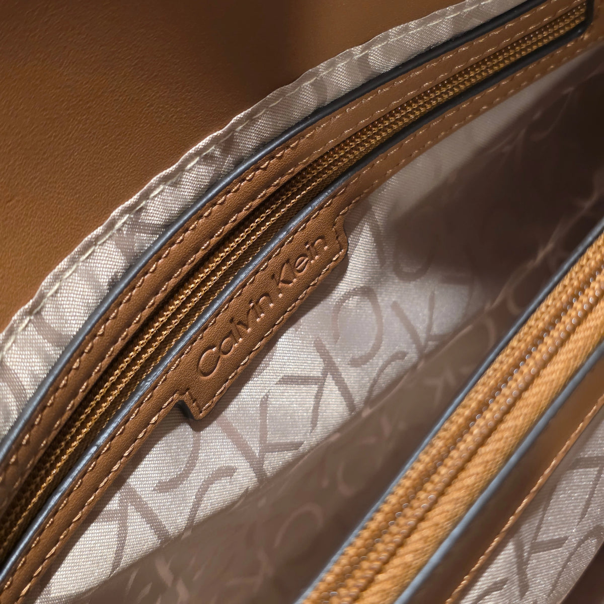 Calvin Klein Satchel Monograma CK